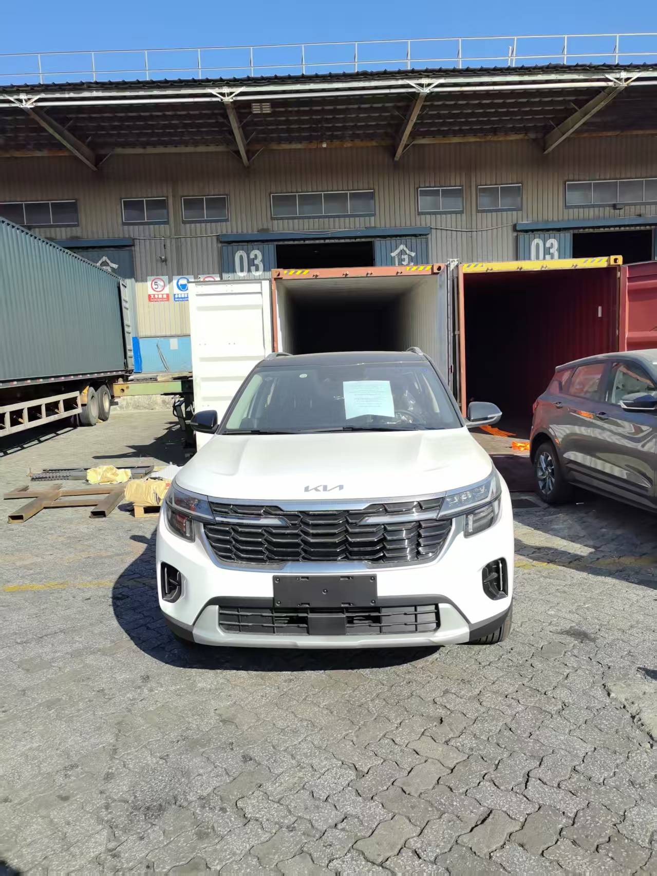 BMW & Kia vehicle loading and export operation 4