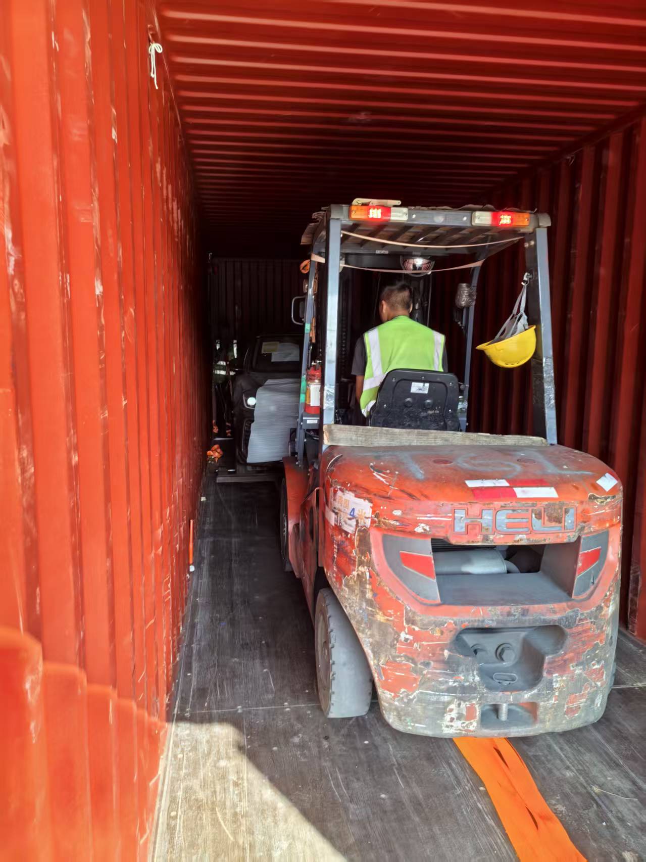 Geely Coolray vehicle loading and export operation