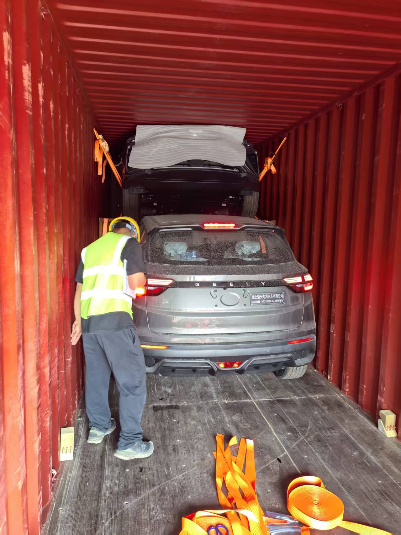 Geely Coolray vehicle loading and export operation 2