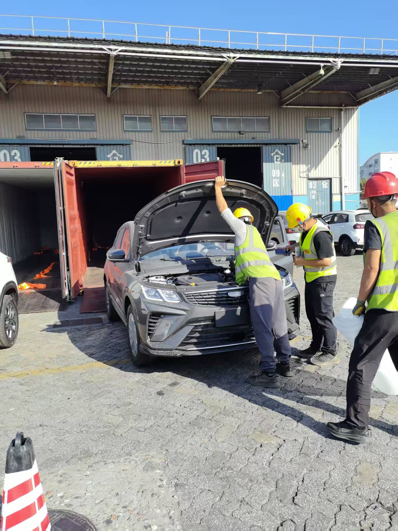 Geely Coolray vehicle loading and export operation 6