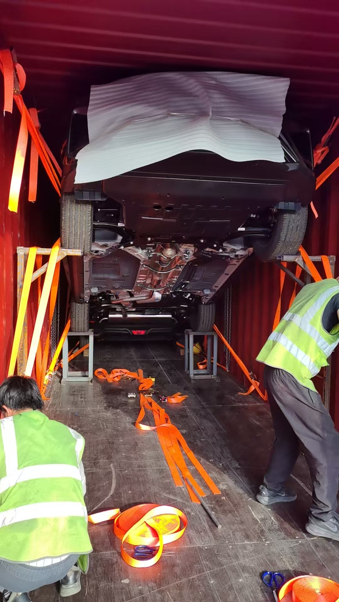 Geely Coolray vehicle loading and export operation 4