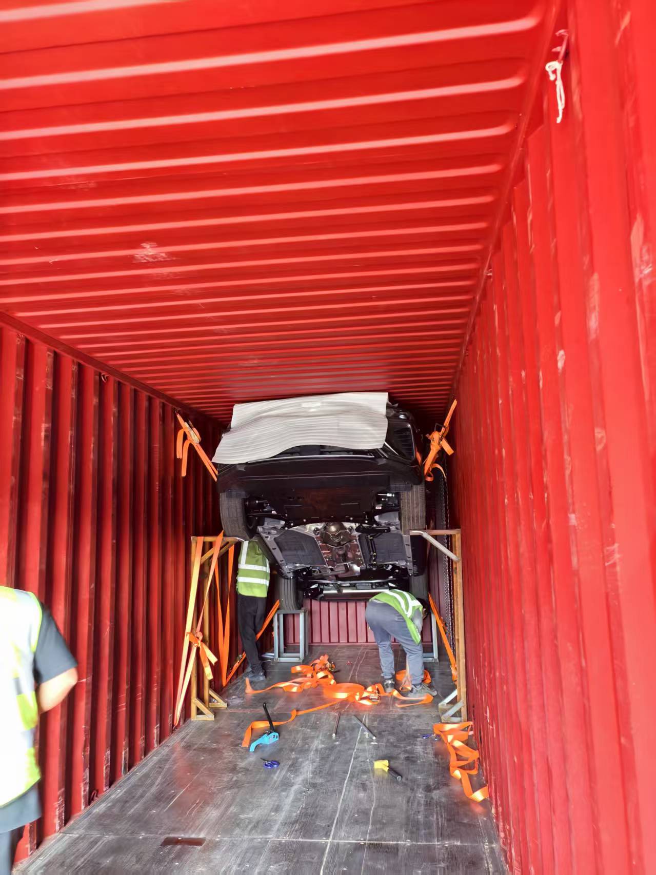 Geely Coolray vehicle loading and export operation 3